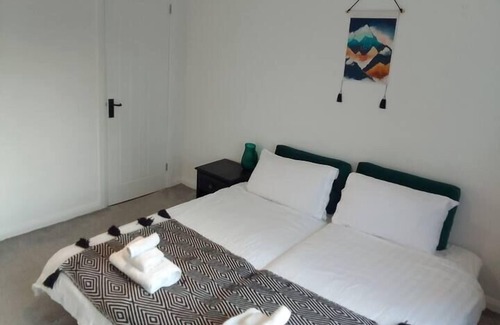 Barrow Gurney Apartment | Room 3. Single or twin room near Bristol Airport