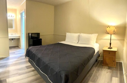 Harper Hotel | Room 30 - Standard Queen - Sleeps 2 - Harper Motel