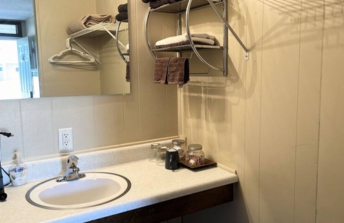 Harper Hotel | Room 31- Standard Queen - Sleeps 2 - Harper Motel