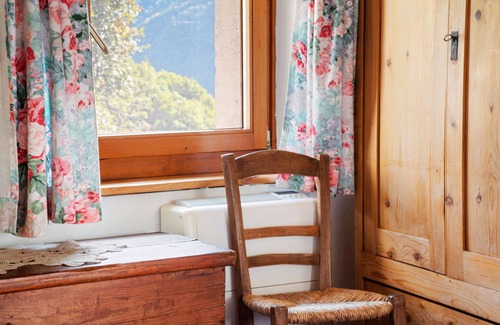 Arsie Apartment | Room 'Camera 1' with Mountain View, Shared Garden and Wi-Fi