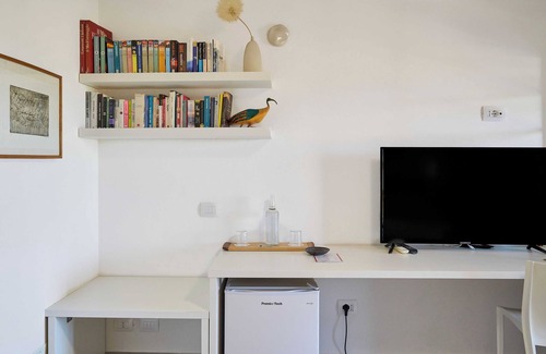 Riotorto Apartment | Room 'Carrara' with Shared Terrace, Wi-Fi and Air Conditioning