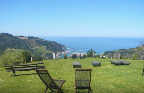 Deba Apartment | Room 'Doble 5' with Mountain View, Private Garden and Wi-Fi