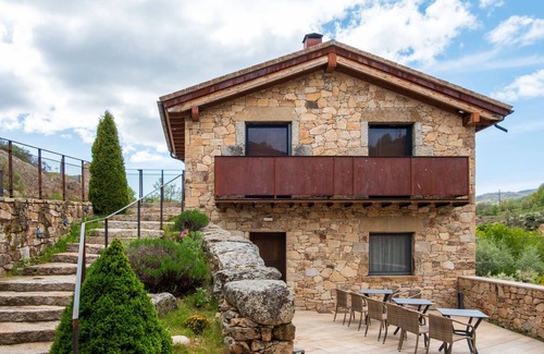 San Juan de Gredos Apartment | Room 'Doble Superior El Duque Chimenea' with Mountain View, Shared Terrace and Wi-Fi