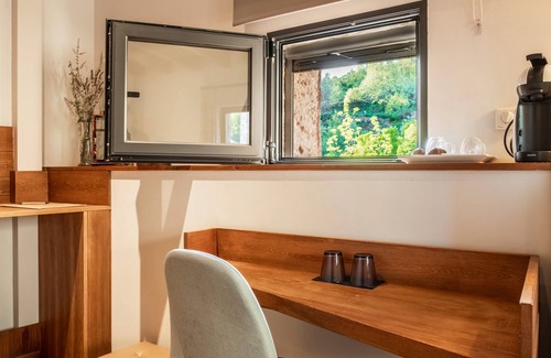 San Juan de Gredos Apartment | Room 'Esmeralda Chimenea' with Mountain View, Shared Terrace and Wi-Fi
