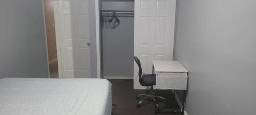 Queens House | Room in a Beach House with Queen bed in a landlord hosted three bedroom apartment