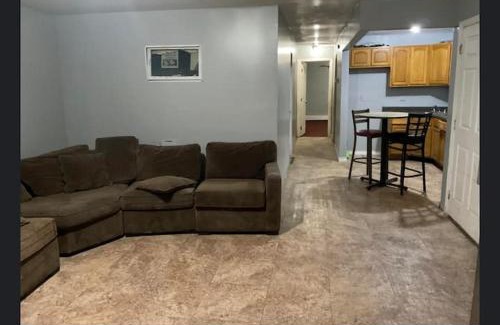 Queens House | Room in a Beach House with Queen bed in a landlord hosted three bedroom apartment