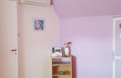 Etalondes Bed & Breakfast | Room in a detached house with terrace and garden.