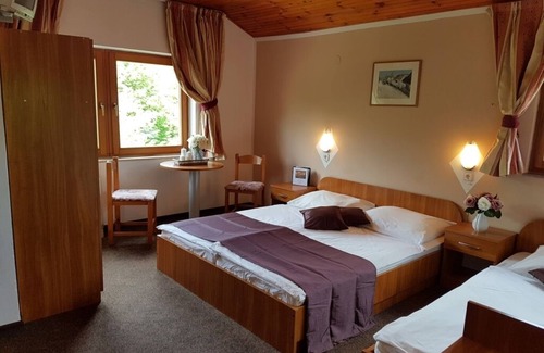 Rakovica Bed & Breakfast | Room in Rakovica with WIFI (4958-3)