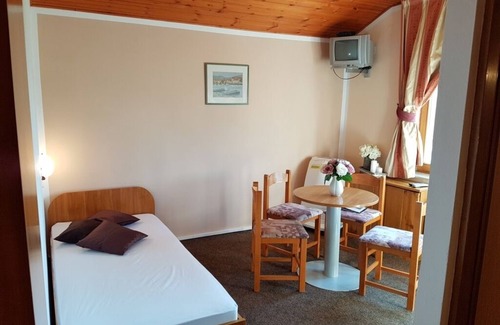 Rakovica Bed & Breakfast | Room in Rakovica with WIFI (4958-5)