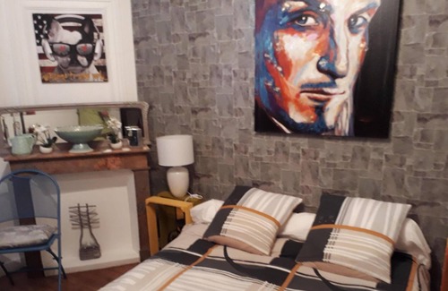 Pellegrue House | Room in village house
