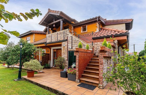 Marina de Cudeyo Apartment | Room 'Jazmín' with Mountain View, Shared Terrace and Wi-Fi