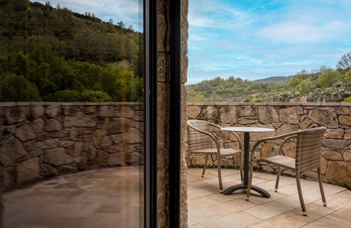 San Juan de Gredos Apartment | Room 'La Mira Chimenea Y Terraza' with Mountain View, Private Terrace and Wi-Fi