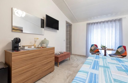 Sennori Apartment | Room 'Mirto' with Sea View, Wi-Fi and Air Conditioning