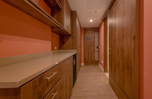 Los Naranjos Apartment | Room Modern Elegance Just Steps from El Tesoro 306
