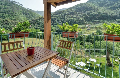 Albisola Superiore Apartment | Room 'Oiva' with Mountain View, Wi-Fi and Air Conditioning