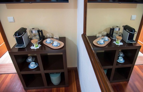 Macedo de Cavaleiros Apartment | Room 'Quarto Silva' with Mountain View, Wi-Fi and Air Conditioning
