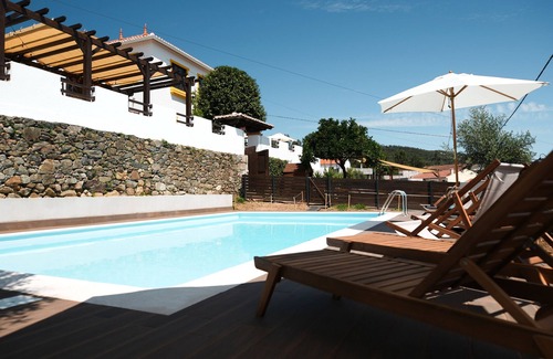 Vila Nova de Poiares Apartment | Room 'Quartinho Do Chafariz' with Mountain View, Wi-Fi and Air Conditioning