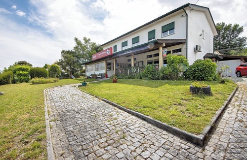 Castro Daire Apartment | Room 'Quarto 3 - Jorge Galinheiro' with Mountain View, Shared Garden and Wi-Fi