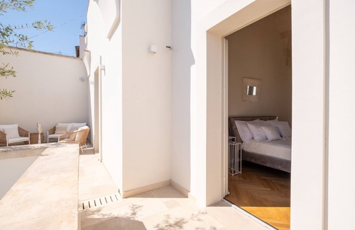 Sternatia Apartment | Room 'Relais Luxury Xenia - Suite' with Shared Pool, Wi-Fi and Air Conditioning