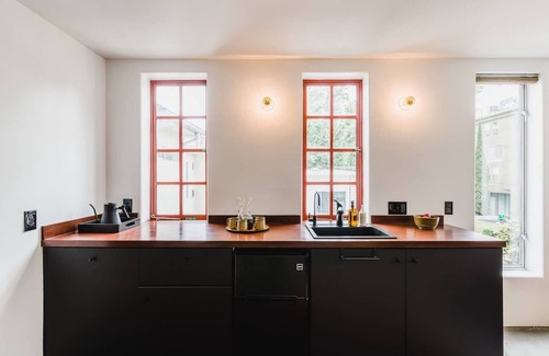 Little Italy Apartment | Room U at The Dutra Inn - Little Italy