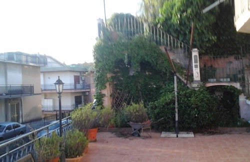 Gravina di Catania House | Room with two single beds in elegant apartment terraced two