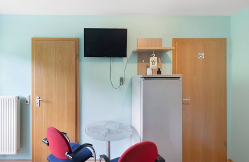 Markt Erlbach Apartment | Room 'Zimmer 26' with Shared Terrace, Shared Garden and Wi-Fi