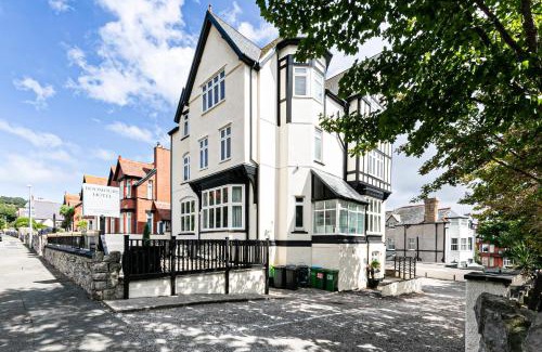 Llandudno Bed & Breakfast | Roomours Hotel with Private Car Park