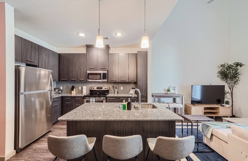 Leander Apartment | Roomy 2B Loft Getaway | Sleeps 5 | Pool, Gym, Pkg, Pet Wash