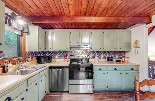 Beaver Shores Cabin | Roomy mountain-view cabin with a loft, wrap-around deck, WiFi - dogs OK