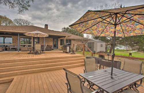 Berryville House | Roomy Texas Lake Retreat with Private Boat Ramp