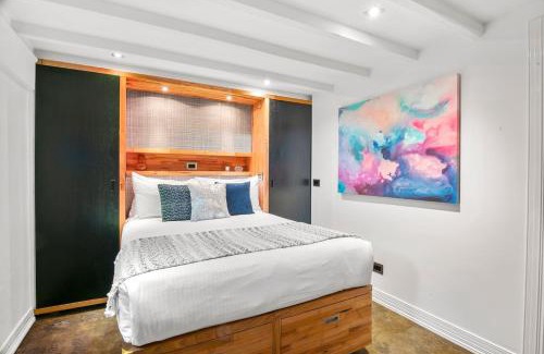 South Yarra Apartment | Rosa & Noir - Riverside Escape near Botanic Gardens