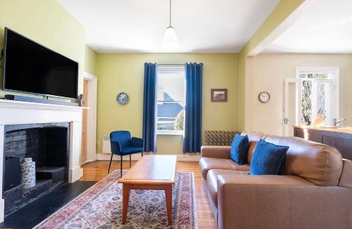 West Hobart House | Rose Cottage - Charming Haven near CBD & Waterfront