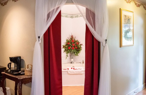 Gardner Cottage | Rose Cottage-Suite-Jetted Tub-Cottage-Balcony