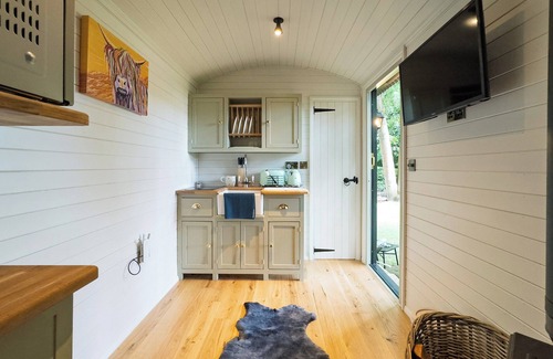 Chipstead Apartment | Rose Hut Hideaway - UK50233