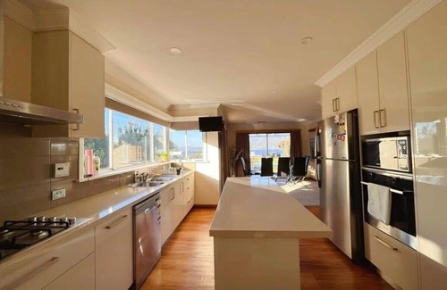 Montrose House | Rose Retreat 10 Min to the CBD