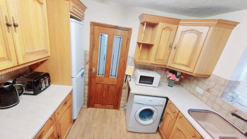Gillingham Apartment | Rose Villa- Great For Long & Short Stays!