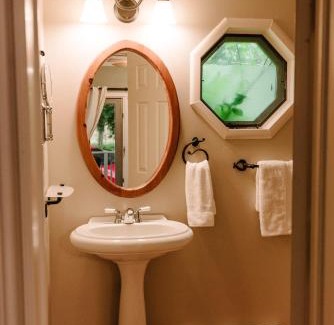 Kingston Hotel | Rosemount Inn