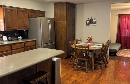 Paris House | Rosewood Cottage…sleeps up to 7!—Cleaning fee included in nightly rate!