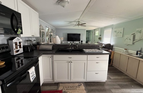 Big Creek Cottage | Rosey's Retreat Charming 2-bedroom Country Cottage in LaFollette, Tennessee WiFi