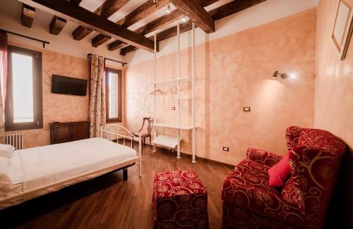 Santa Croce Apartment | Rosso Veneziano