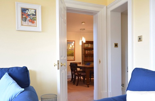 West End Apartment | Rothesay Residence | 3 Bed | Private Carparking!