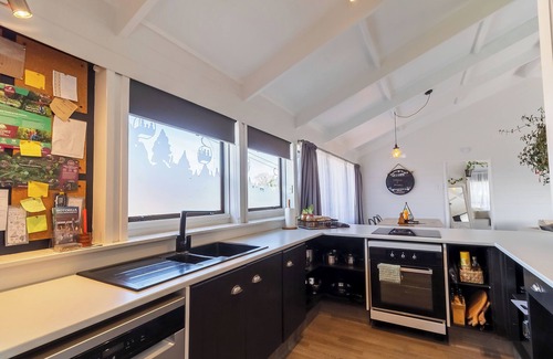 Kawaha Point House | ROTORUA - Blackwood Fairy Springs *Family friendly holiday home*