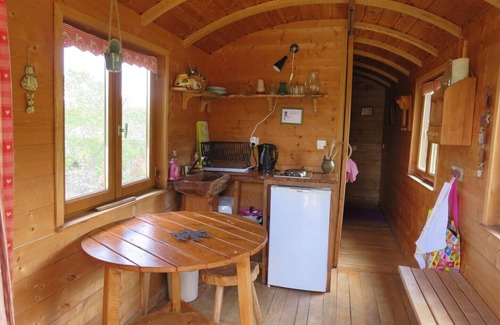 Sigoyer Cabin | Roulotte au Milieu des Chevaux au Pied de la Falaise de Ceuze