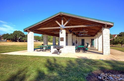 Brushy Creek House | Round Rock Family Retreat 4BR 3BA Close to Shopping and Attractions Sleeps 10