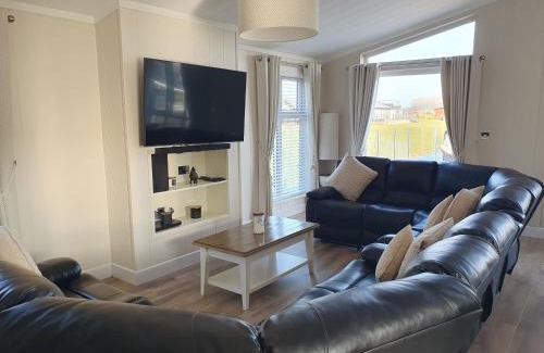 Arnold House | Routh 2-Bed Luxury Lodge Hot Tub & Lake View