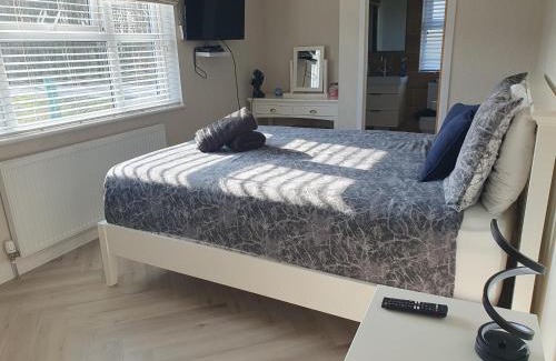 Arnold House | Routh 2-Bed Luxury Lodge Hot Tub & Lake View
