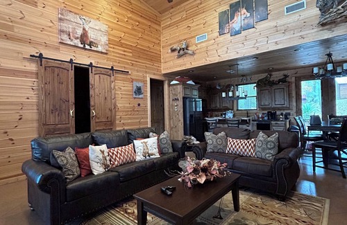 Broken Bow Cabin | Rowdy Fox Cabin-Zipline-Fishing-Shuffleboard-Arcade-Hot tub-Air Hockey-Sleeps 8