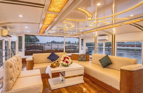 Alappuzha Boat Rental | Royal Boathouse