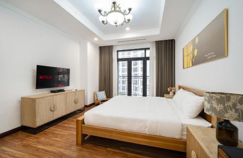 Thanh Xuan Apartment | Royal City 2BR Apartment Full Amenities, Kitchen, Balcony, Near Downtown