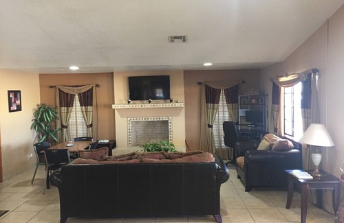 Pearsall Hotel | Royal Inn Pearsall